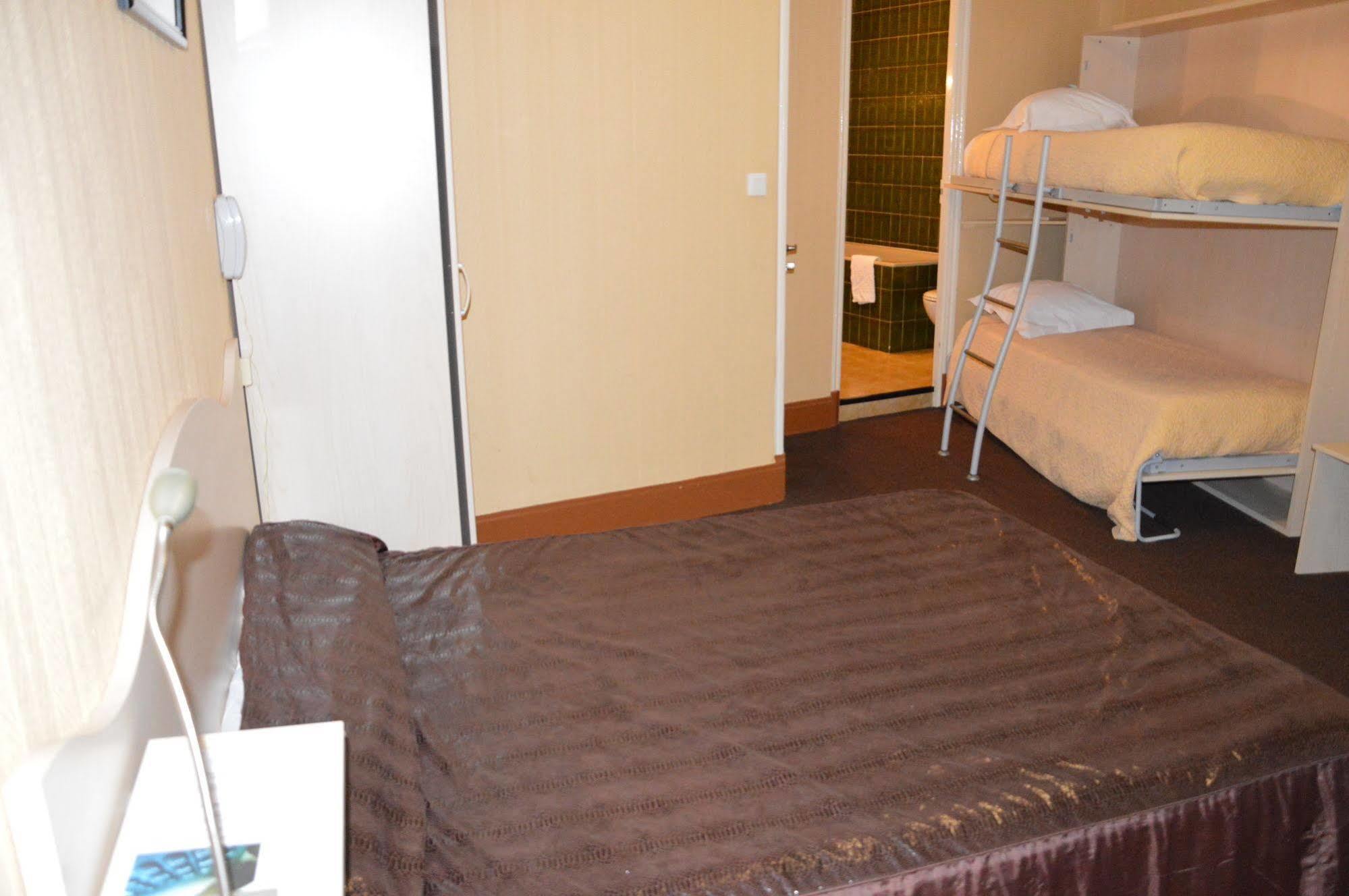 Hotel Au Chapon Fin Поатие Екстериор снимка