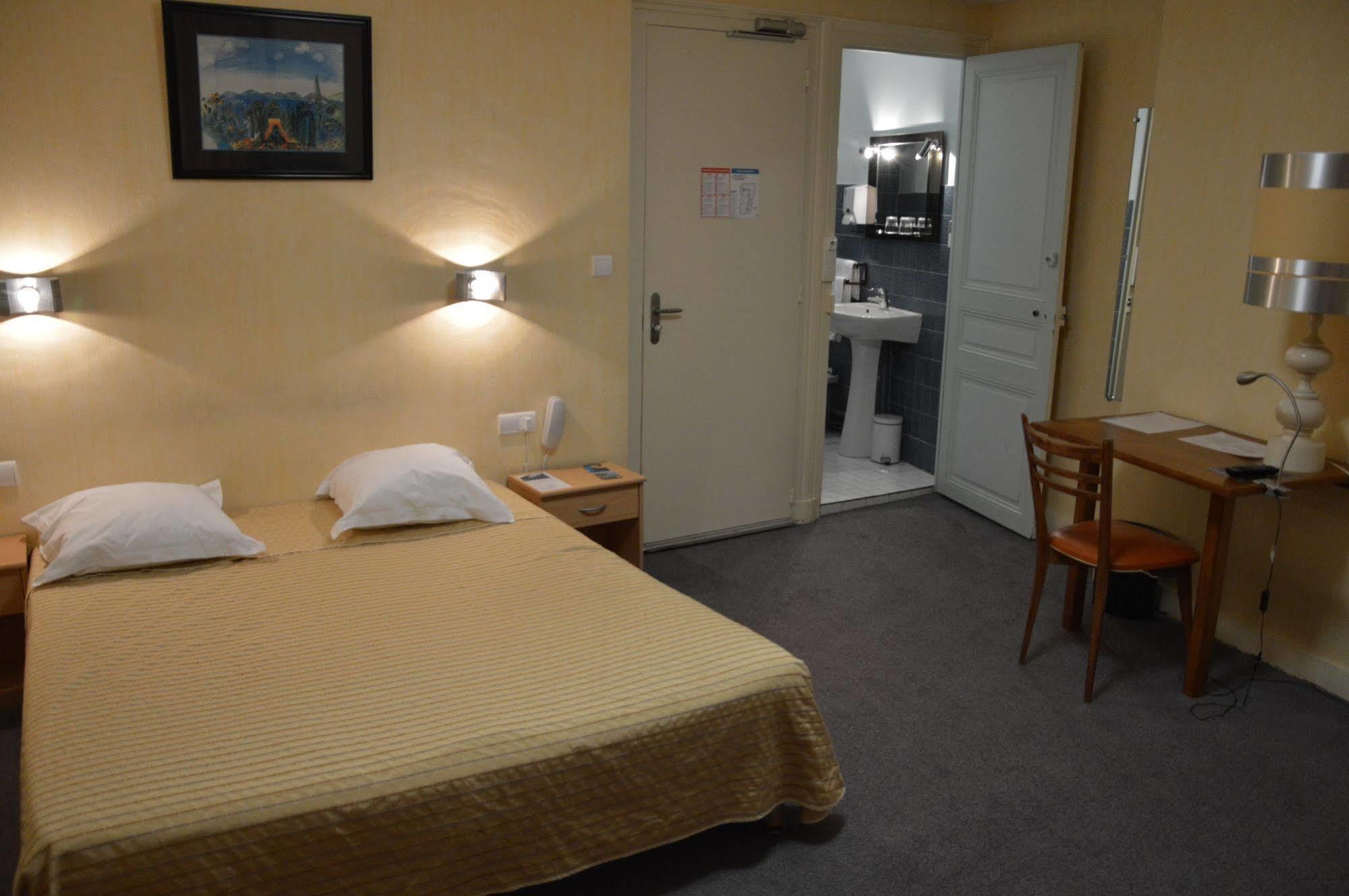 Hotel Au Chapon Fin Поатие Екстериор снимка